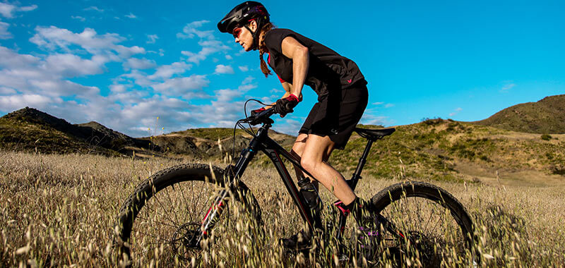 Frau mit Mountain-Bike